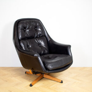 Eero Aarnio musta nahkanojatuoli