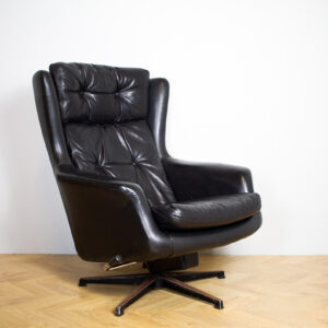 Musta nahkanojatuoli