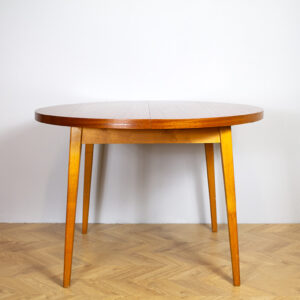 Pyöreä ruokapöytä jatkopalalla