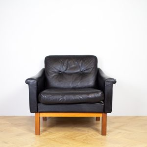 Musta nahkanojatuoli